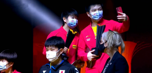 可愛的冠軍合影!孫穎莎、樊振東持獎盃同臺,懵懵的樣子再度圈粉 可愛的冠軍合影!孫穎莎、樊振東持獎盃同臺,懵懵的樣子再度圈粉