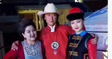 還記得聽不懂的“吉祥三寶”嗎，男主已離世，女主在堅持音樂