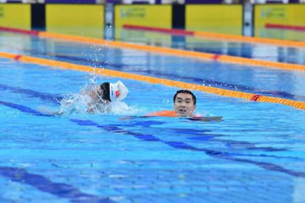 溫暖！特奧游泳比賽中救生員陪伴運動員游完最後80米