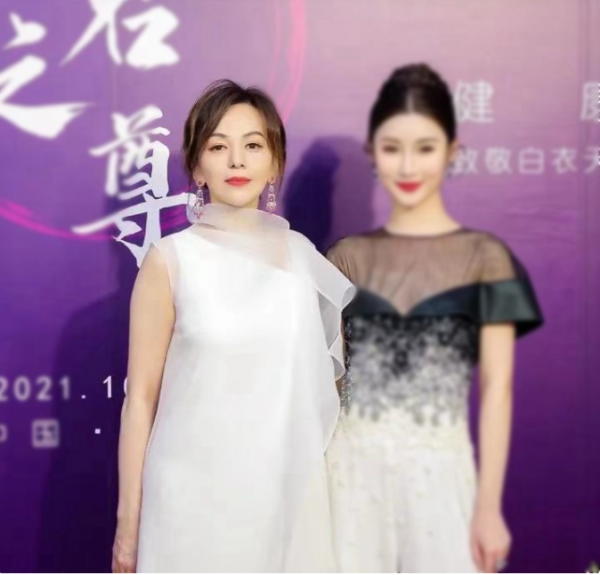 40歲田樸珺穿高定致敬白衣天使,舉辦奢侈晚宴,好友王琳也去捧場 40歲田樸珺穿高定致敬白衣天使,舉辦奢侈晚宴,好友王琳也去捧場