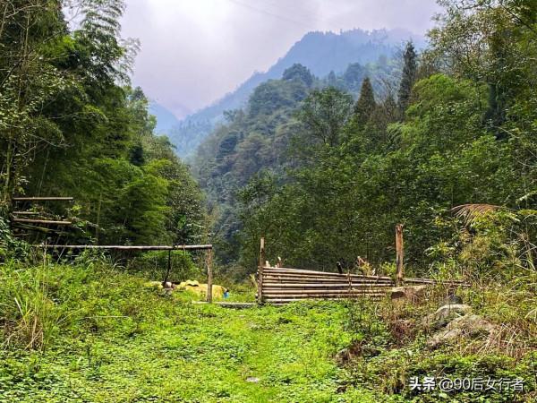 距成都80多公里的冷門徒步勝地，山中風景原始，古道滄桑古廟深藏