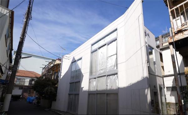 日本小哥蝸居7㎡公寓，吃住全在浴缸裡？網友：還沒我家陽臺大呢