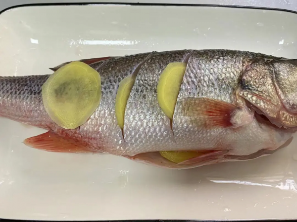 蒸魚如何去腥？記住這四點，魚肉不腥還嫩滑