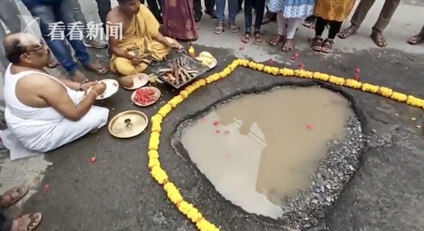 “印度矽谷”填不好100個坑？市民請人作法修路