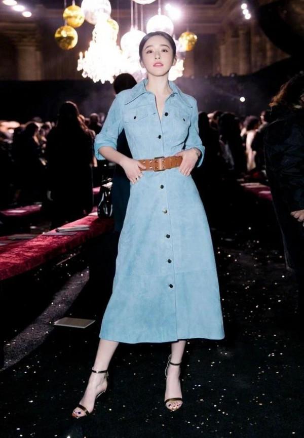 闞清子不得了，竟把高跟鞋穿出了平底鞋的感覺，果然不一般