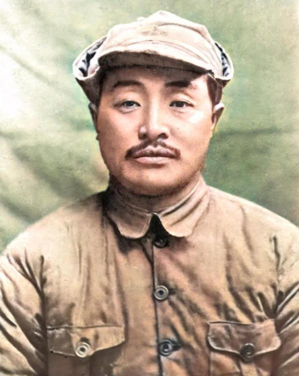 團長未下令增援致騎兵全排犧牲，賀龍怒吼三聲槍斃，結局如何？