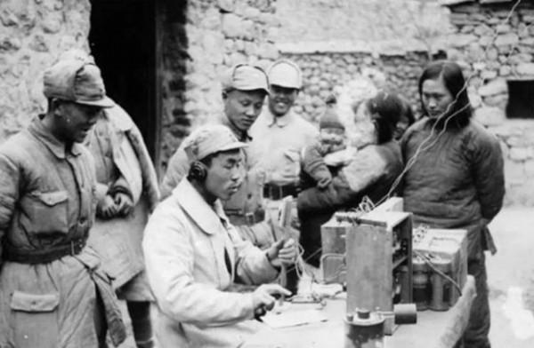 1947年,地下電臺發來喜報,周恩來卻怒批臺長,事後才知他太敏銳 1947年,地下電臺發來喜報,周恩來卻怒批臺長,事後才知他太敏銳