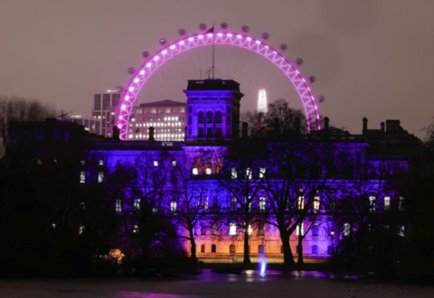 英國外交部大樓亮起烏克蘭國旗顏色 網友：看著有點怪