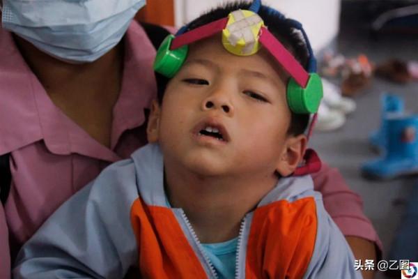 雲南一對雙胞胎兄弟，弟弟比哥哥晚1小時出生，誰料命運差之千里