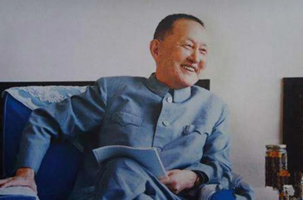 洪學智夫婦行軍途中遇到何事，向百姓說：老鄉，收下我們的孩子吧