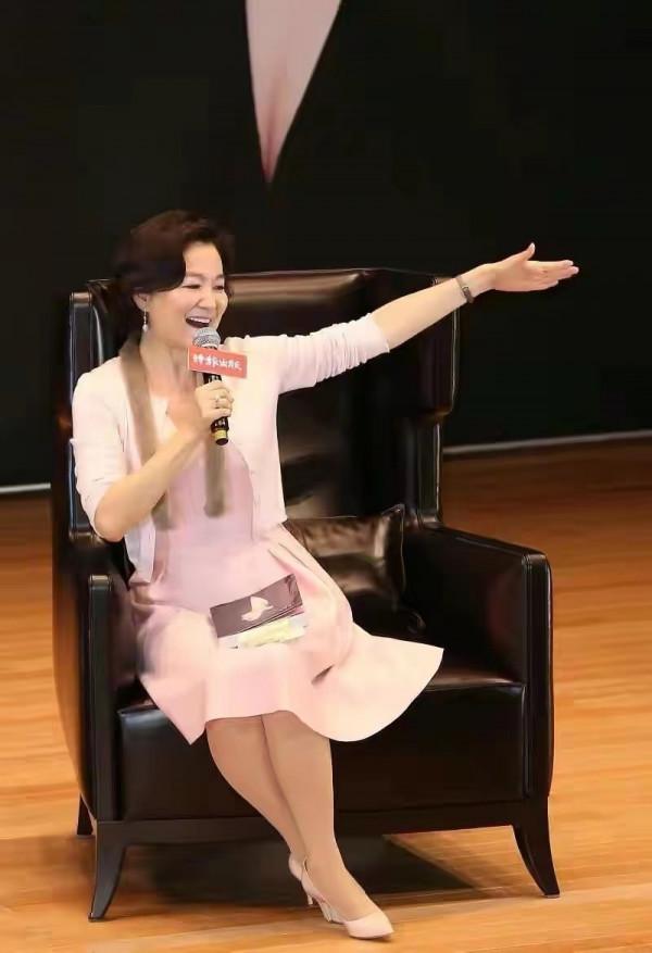 67歲林青霞才是“老來俏”,穿粉連衣裙亮相,氣質端莊女人味十足 67歲林青霞才是“老來俏”,穿粉連衣裙亮相,氣質端莊女人味十足