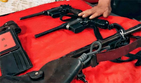 山東96歲老漢持有雙槍，工作人員前去收繳，老漢：這是粟裕送的