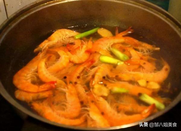 ​煮蝦時,不要只用水煮,多加三個料,蝦肉不腥,吃著Q彈有香氣 ​煮蝦時,不要只用水煮,多加三個料,蝦肉不腥,吃著Q彈有香氣