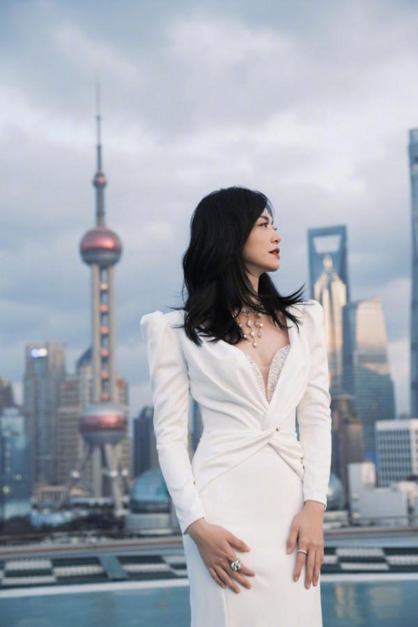 42歲姚晨罕見不秀身材！穿白裙優雅又端莊，氣質出眾真惹人羨慕