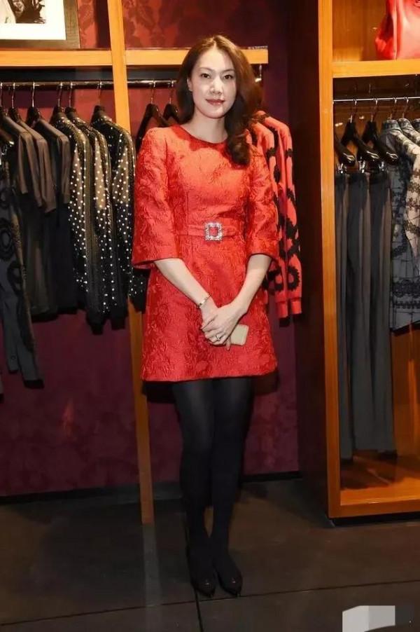 “冠軍夫婦”林丹和妻子亮相，謝杏芳穿復古紅裙挺氣質，捲髮挺美