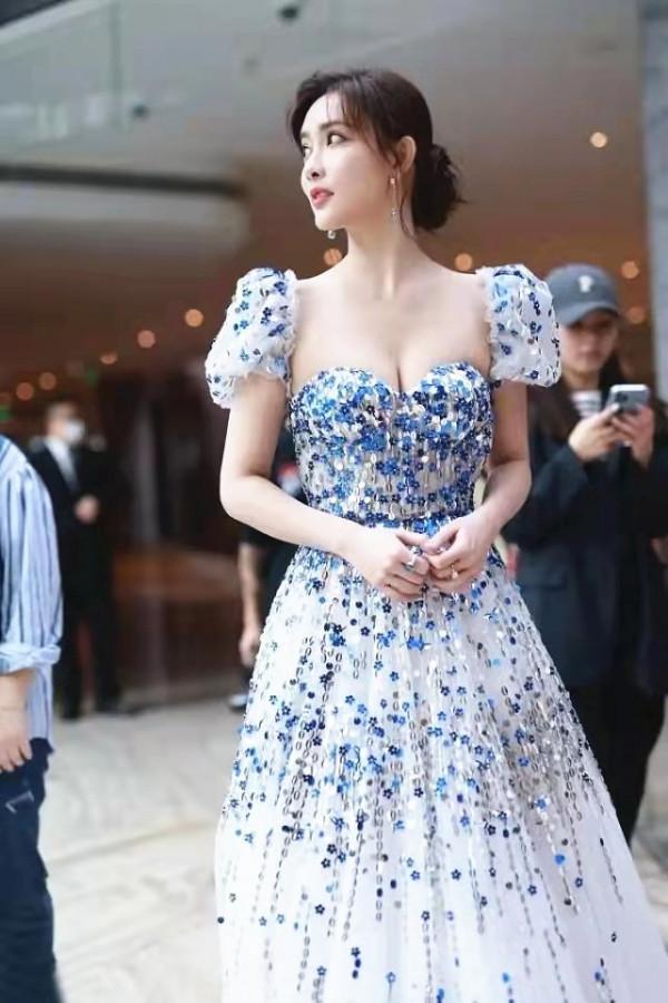 “北影校花”孟子義開放了,穿大方領裙裝秀美肩,藍色寶石真奢華 “北影校花”孟子義開放了,穿大方領裙裝秀美肩,藍色寶石真奢華