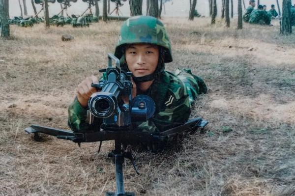 第71集團軍“傘降教頭”賈龍飛：陸地猛虎成功逐夢藍天！