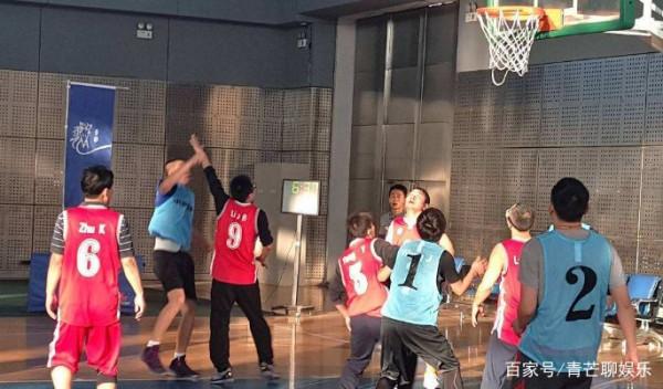 籃球比賽換人時，場上運動員如何知道換的是誰？