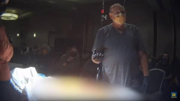 美國新冠死者被當眾解剖！觀眾花高價圍觀，家屬竟不知情