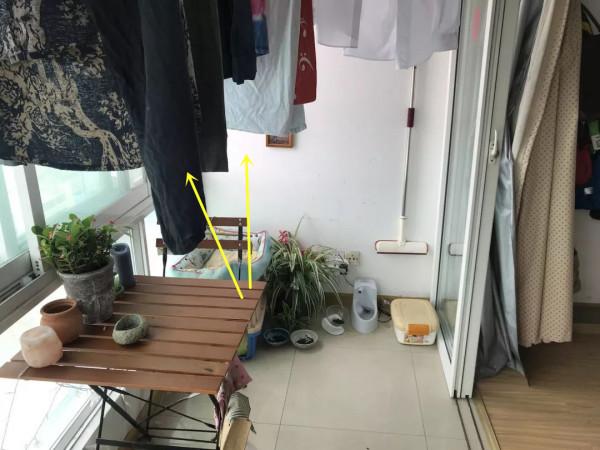 鄰居太貪心，只有一個陽臺，他裝摺疊晾衣架，一邊晾曬一邊改書房