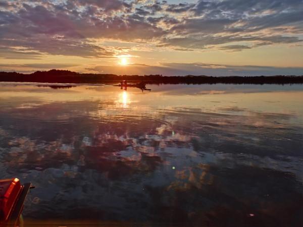 我本來想著搶在洪峰前釣釣魚，沒成想差點沒走出來……