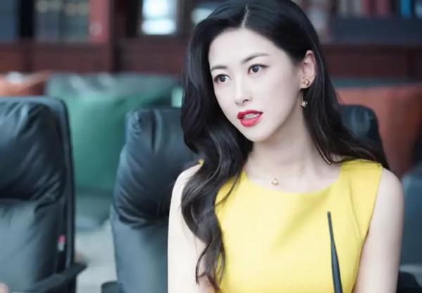 5位有梨渦的內地女星，笑起來俏麗無雙，不笑時眼角眉梢都是風情