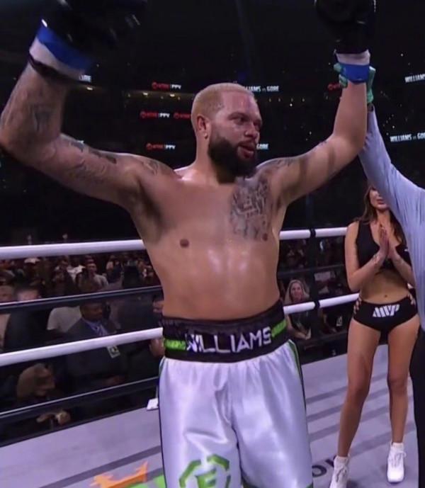 前NBA球員德隆化身拳擊手!一拳K.O對手,誰說我只會打保羅? 前NBA球員德隆化身拳擊手!一拳K.O對手,誰說我只會打保羅?