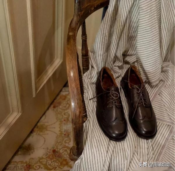 怪不得時尚精都不穿小白鞋了，今年“布洛克鞋”火了，舒適還高階