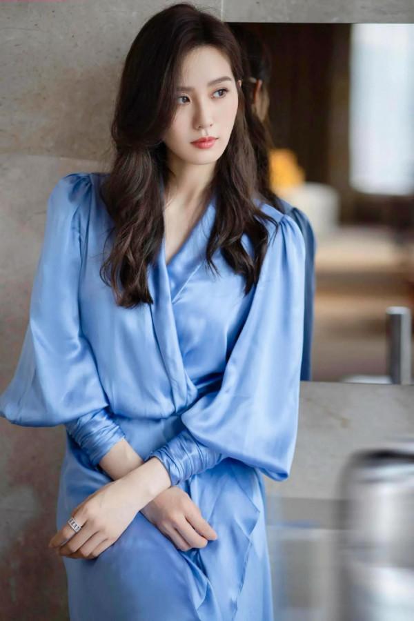 劉詩詩一襲藍裙溫柔優雅 完美肩頸線條氣質迷人，網友：仙女下凡