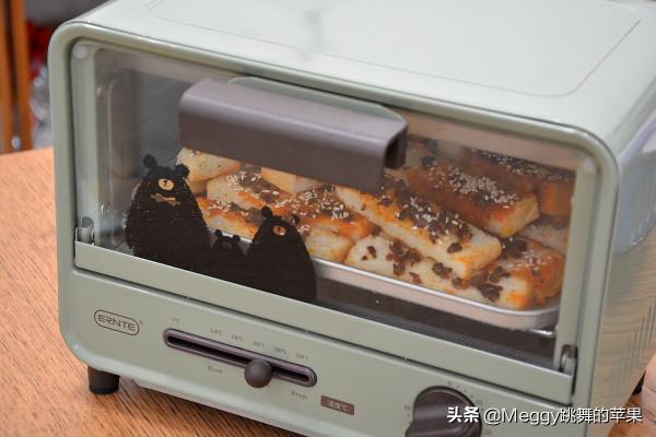 吃不完的吐司別扔，加點麻辣火鍋底料烤一烤，酥香脆嫩吃不夠