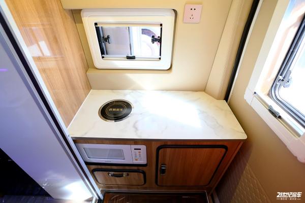 B型房車裡少見的3張床！內外兼修，順之旅V90後置廚衛版