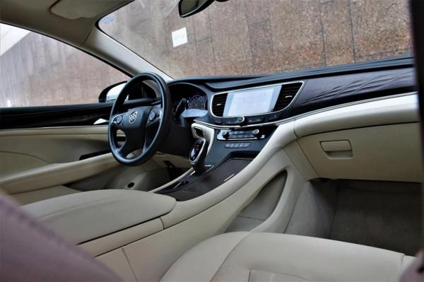 花三十萬買五十萬的享受，君越艾維亞