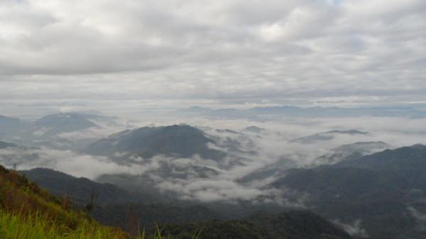 小夥徒步探秘深山三國邊境，險些踏空跌入懸崖，幾乎沒遊客到過