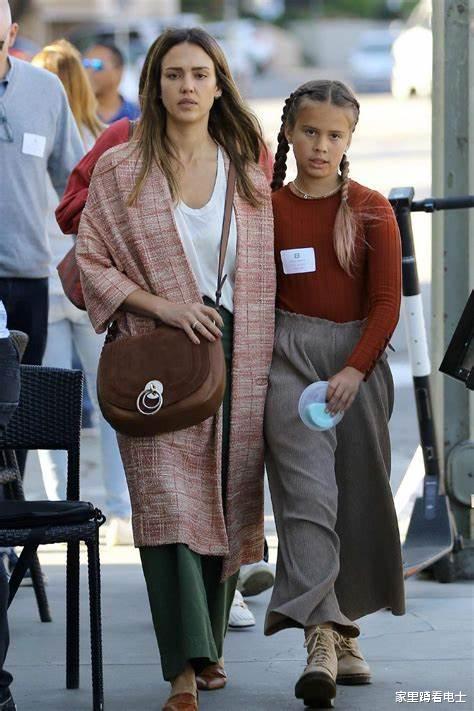 40歲傑西卡阿爾芭魅力不減，年長兩歲老公卻顯老，翁婿同框像兄弟