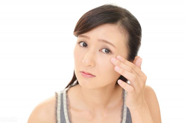 顯嫩小妙招，學會這個遮瑕手法，大媽都能變美女