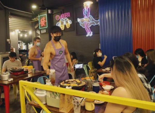 尷尬！新加坡燒烤店讓肌肉男站臺，光膀子熱情服務，食客嚇到報警