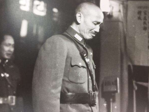 1949年，蔣介石正在別墅午睡，侍衛長推門而入：共軍衝破長江防線