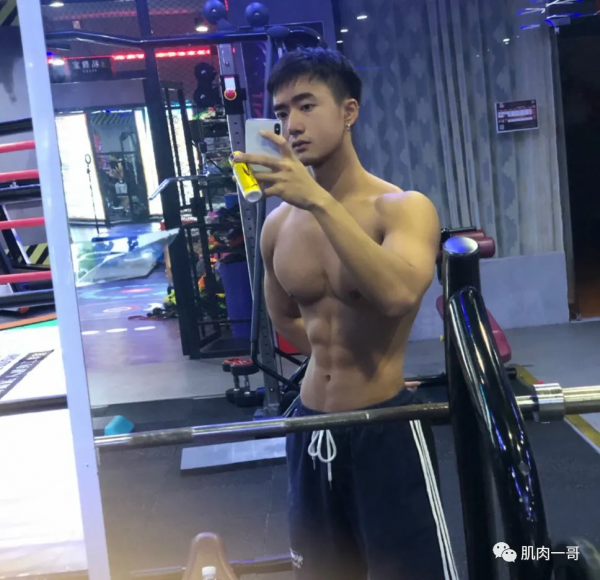 23歲小夥靠肌肉線條吸粉10萬，奶狗長相+狼狗身材，帥炸了
