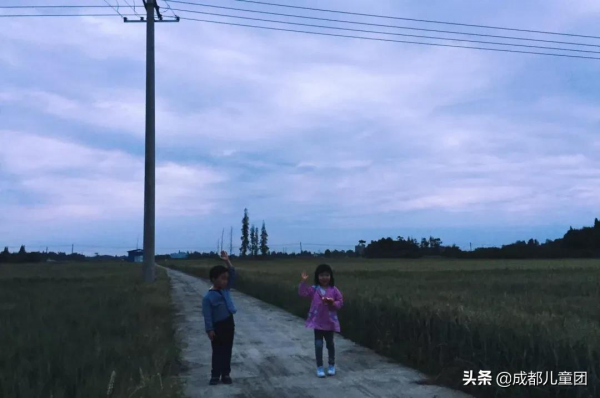 為孩子構建另一種審美可能性，她帶著娃去山裡“走野路”