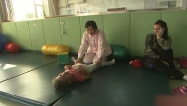 外國女孩天生雙腿畸形，頂級醫院稱無法治癒，結果被中醫3月看好