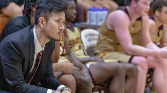 28歲中國人在美國擔任籃球教練，全美大學籃球首位中國主教練