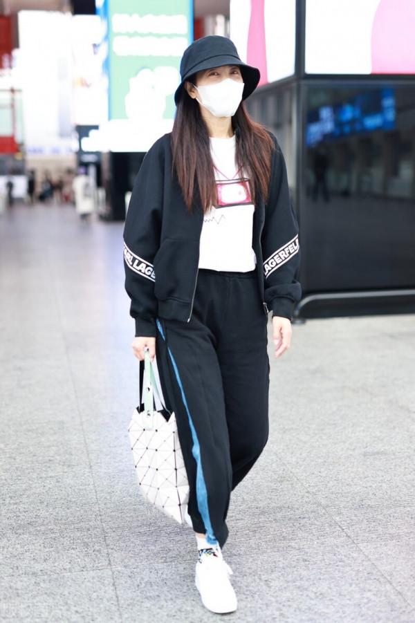 曾黎運動風穿搭,一身的黑色裝扮,時尚不沉悶,看著好舒服 曾黎運動風穿搭,一身的黑色裝扮,時尚不沉悶,看著好舒服