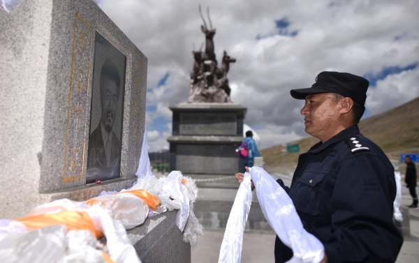 1994年索南達傑被盜獵者殺害,妹夫繼承其遺志,三年後卻中槍身亡 1994年索南達傑被盜獵者殺害,妹夫繼承其遺志,三年後卻中槍身亡