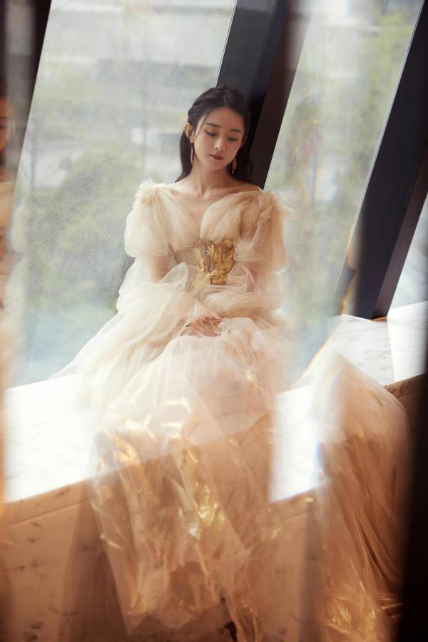 趙麗穎穿過五套絕美金色禮服太美了,你愛那一套? 趙麗穎穿過五套絕美金色禮服太美了,你愛那一套?