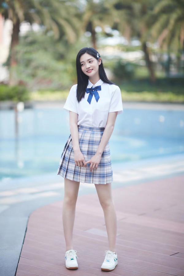 夏日製服風格紋短裙，讓你一秒回到校園時代