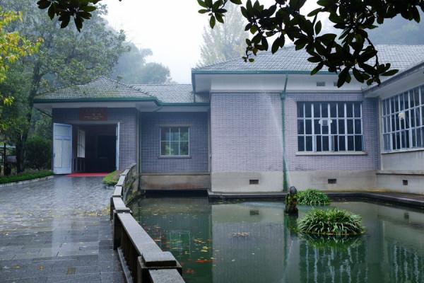 59年毛主席回到韶山,看到父母墳墓破敗,毛主席:不要修,就這樣 59年毛主席回到韶山,看到父母墳墓破敗,毛主席:不要修,就這樣