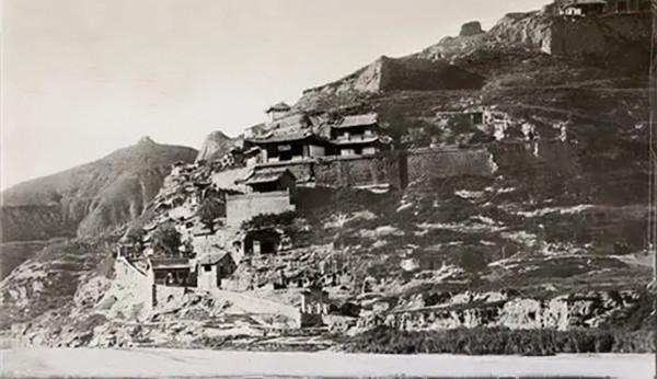 敵人懸賞：抓活的賞5000，死的賞3000，司令得知給了他8名警衛員