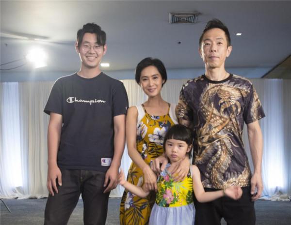 黃貫中和妻子朱茵及女兒的親密合照