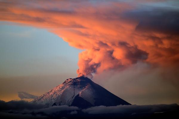 危險預警，琉球群島火山集體爆發！日本富士山積雪開始融化