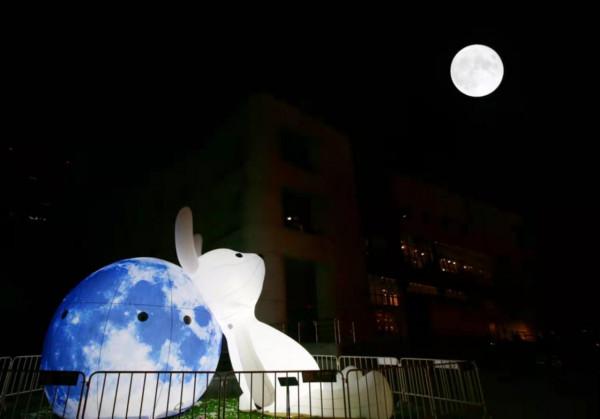 “玉兔”望明月 “玉兔”望明月